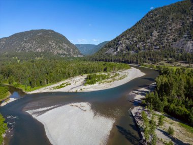 British Columbia, Kanada 'daki Princeton yakınlarındaki Similkameen Nehri' nin insansız hava aracı görüntüsü.