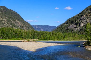 British Columbia, Kanada 'daki Princeton yakınlarındaki Similkameen Nehri' nin insansız hava aracı görüntüsü.