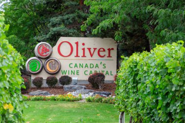  Oliver, British Columbia, Kanada - 24 Temmuz 2023: Kanada 'nın başkenti Oliver, British Columbia' nın küçük bir kasabasının girişindeki 