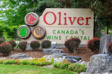  Oliver, British Columbia, Kanada - 24 Temmuz 2023: Kanada 'nın başkenti Oliver, British Columbia' nın küçük bir kasabasının girişindeki 