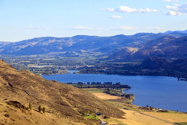 Osoyoos, British Columbia, Kanada 'daki Okanagan Vadisi' nde bir üzüm bağının Kanada tarım arazisi..