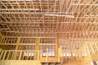 Vancouver, Kanada - 8 Eylül 2023: Kanada 'da inşaat sektöründe bir iskan evinin içindeki ahşap iskelet.