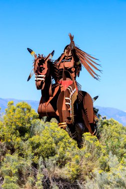 Osoyoos, British Columbia, Kanada - 7 Eylül 2023: The Chief Sculpture at Nk 'Mip Desert Culture Centre, Osoyoos, British Columbia, Kanada' da bir yorumlama merkezidir.. 