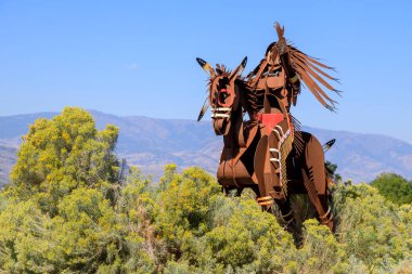 Osoyoos, British Columbia, Kanada - 7 Eylül 2023: The Chief Sculpture at Nk 'Mip Desert Culture Centre, Osoyoos, British Columbia, Kanada' da bir yorumlama merkezidir.. 