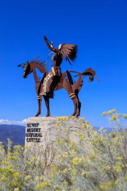 Osoyoos, British Columbia, Kanada - 7 Eylül 2023: The Chief Sculpture at Nk 'Mip Desert Culture Centre, Osoyoos, British Columbia, Kanada' da bir yorumlama merkezidir.. 