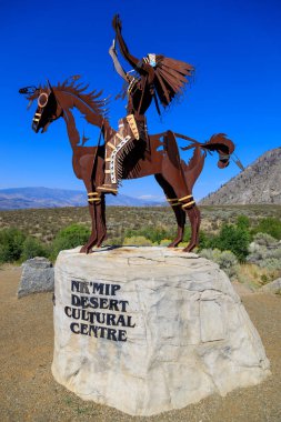 Osoyoos, British Columbia, Kanada - 7 Eylül 2023: The Chief Sculpture at Nk 'Mip Desert Culture Centre, Osoyoos, British Columbia, Kanada' da bir yorumlama merkezidir.. 