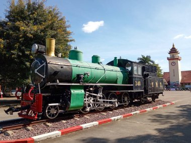 Chiang Mai, Tayland - 20 Kasım 2023: Chiang Mai, Tayland tren istasyonunda eski bir lokomotif.