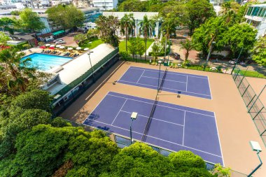 Bangkok, Tayland - 11 Şubat 2020: Bangkok, Tayland 'daki British Club' daki tenis kortlarının görüntüsü.