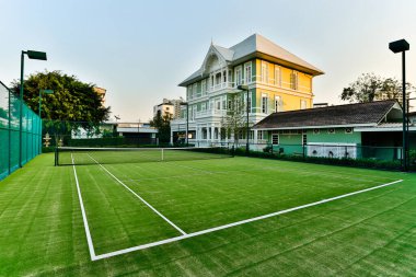 Bangkok, Tayland - 5 Şubat 2015: Bangkok, Tayland 'da lüks bir özel villada çimen tenis sahası.