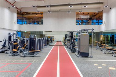 Bangkok, Tayland - 2 Mayıs 2017: Bangkok, Tayland 'da bulunan Atrium Tipco sağlık kulübü ve fitness merkezinde egzersiz ekipmanlarının iç görünümü.