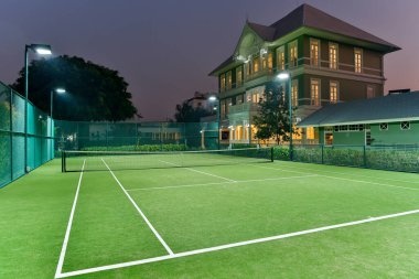 Bangkok, Tayland - 28 Ocak 2016: Bangkok, Tayland 'da bulunan lüks bir özel villada çimen tenis sahası.