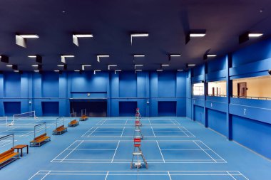 Bangkok, Tayland - 10 Şubat 2015: Bangkok, Tayland 'daki lüks Rajpreuk Kulübü' nde bulunan kapalı badminton mahkemeleri.