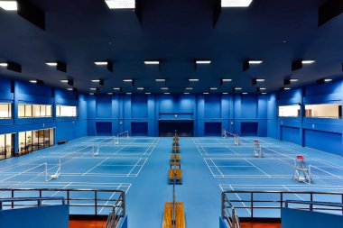 Bangkok, Tayland - 10 Şubat 2015: Bangkok, Tayland 'daki lüks Rajpreuk Kulübü' nde bulunan kapalı badminton mahkemeleri.
