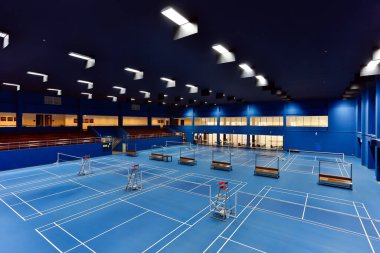 Bangkok, Tayland - 10 Şubat 2015: Bangkok, Tayland 'daki lüks Rajpreuk Kulübü' nde bulunan kapalı badminton mahkemeleri.