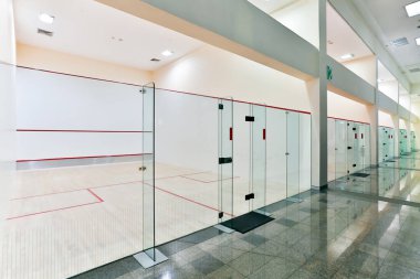 Bangkok, Tayland - 10 Şubat 2015: Bangkok, Tayland 'da bulunan Rajpruek Club' da bulunan squash sahalarının iç görünümü.