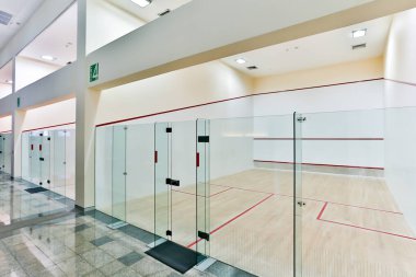 Bangkok, Tayland - 10 Şubat 2015: Bangkok, Tayland 'da bulunan Rajpruek Club' da bulunan squash sahalarının iç görünümü.