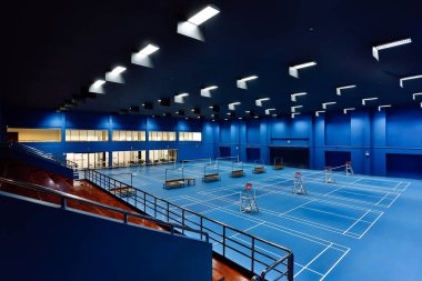 Bangkok, Tayland - 10 Şubat 2015: Bangkok, Tayland 'daki lüks Rajpreuk Kulübü' nde bulunan kapalı badminton mahkemeleri.