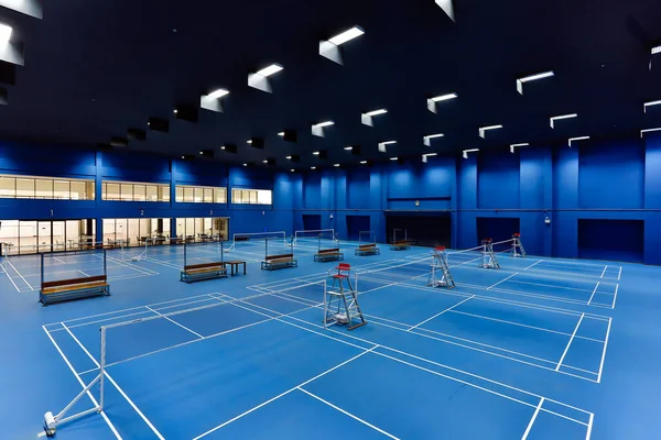 Bangkok, Tayland - 10 Şubat 2015: Bangkok, Tayland 'daki lüks Rajpreuk Kulübü' nde bulunan kapalı badminton mahkemeleri.
