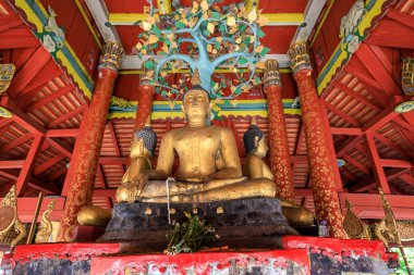 Lampang, Tayland - 3 Aralık 2023: Wat Pongsanuk Nua (ayrıca Pong Sanuk veya Pong Sanook olarak da hecelenir), Lanna, Burma ve Çin mimari ve dekoratif stillerinin karışımından oluşan 500 yıllık bir tapınak alanı..