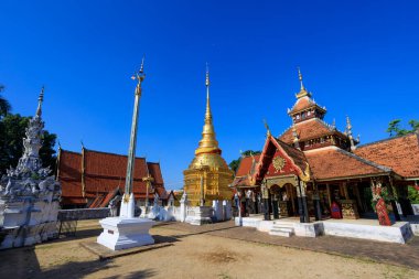 Lampang, Tayland - 3 Aralık 2023: Wat Pongsanuk Nua (ayrıca Pong Sanuk veya Pong Sanook olarak da hecelenir), Lanna, Burma ve Çin mimari ve dekoratif stillerinin karışımından oluşan 500 yıllık bir tapınak alanı..