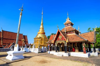 Lampang, Tayland - 3 Aralık 2023: Wat Pongsanuk Nua (ayrıca Pong Sanuk veya Pong Sanook olarak da hecelenir), Lanna, Burma ve Çin mimari ve dekoratif stillerinin karışımından oluşan 500 yıllık bir tapınak alanı..