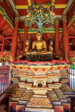 Lampang, Tayland - 3 Aralık 2023: Wat Pongsanuk Nua (ayrıca Pong Sanuk veya Pong Sanook olarak da hecelenir), Lanna, Burma ve Çin mimari ve dekoratif stillerinin karışımından oluşan 500 yıllık bir tapınak alanı..