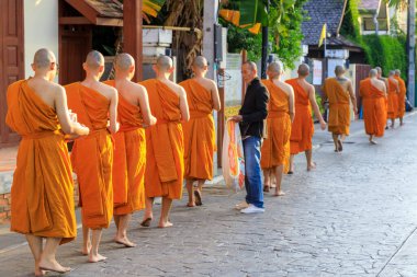 Lampang, Tayland - 2 Aralık 2023: Tayland Theravada Budist rahipleri Nakhon Lampang, Tayland.