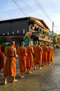 Lampang, Tayland - 2 Aralık 2023: Tayland Theravada Budist rahipleri Nakhon Lampang, Tayland.