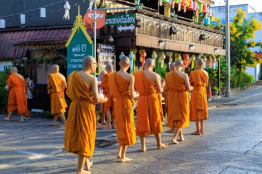 Lampang, Tayland - 2 Aralık 2023: Tayland Theravada Budist rahipleri Nakhon Lampang, Tayland.