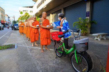 Lampang, Tayland - 2 Aralık 2023: Tayland Theravada Budist rahipleri Nakhon Lampang, Tayland.