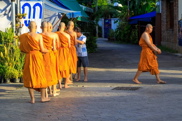 Lampang, Tayland - 2 Aralık 2023: Tayland Theravada Budist rahipleri Nakhon Lampang, Tayland.