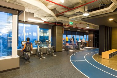 Bangkok, Tayland - 23 Mart 2010: Bangkok, Thailad 'da yer alan DTAC kurumsal spor salonunda çalışan spor salonu ve spor salonu.