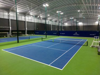 Bangkok, Tayland - 13 Aralık 2023: Bangkok, Tayland 'daki Crystal Tennis Center' ın kapalı tenis kortu. İç mahkemeler, sertifikalı ABD Açık yüzey de dahil olmak üzere gerekli uluslararası turnuva standartlarını karşılıyor.  