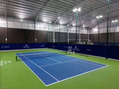 Bangkok, Tayland - 13 Aralık 2023: Bangkok, Tayland 'daki Crystal Tennis Center' ın kapalı tenis kortu. İç mahkemeler, sertifikalı ABD Açık yüzey de dahil olmak üzere gerekli uluslararası turnuva standartlarını karşılıyor.  