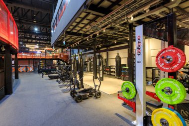 Bangkok, Tayland - 12 Aralık 2023: Bangkok, Tayland 'da bulunan Beat Active spor salonu ve egzersiz ekipmanları.