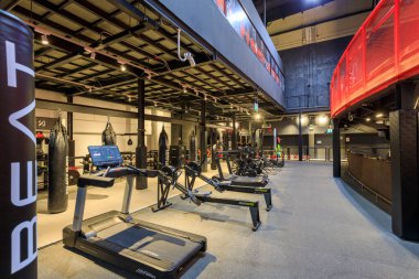 Bangkok, Tayland - 12 Aralık 2023: Bangkok, Tayland 'da bulunan Beat Active spor salonu ve egzersiz ekipmanları.