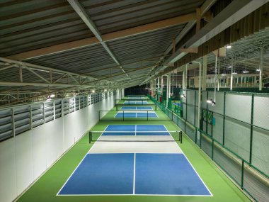 Bangkok, Tayland - 14 Aralık 2023: Bangkok, Tayland 'daki Beat Discovery tenis kulübünün iç saha picleball sahası. 