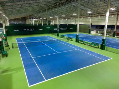 Bangkok, Tayland - 14 Aralık 2023: Bangkok, Tayland 'da Beat Discovery tenis kulübünün kapalı tenis sahası. 