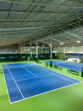 Bangkok, Tayland - 14 Aralık 2023: Bangkok, Tayland 'da Beat Discovery tenis kulübünün kapalı tenis sahası. 