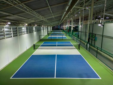 Bangkok, Tayland - 14 Aralık 2023: Bangkok, Tayland 'daki Beat Discovery tenis kulübünün iç saha picleball sahası. 