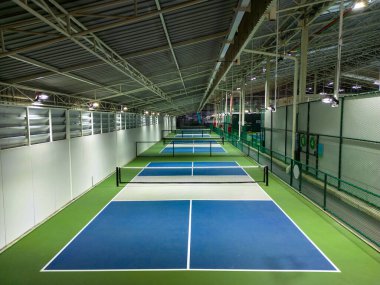 Bangkok, Tayland - 14 Aralık 2023: Bangkok, Tayland 'daki Beat Discovery tenis kulübünün iç saha picleball sahası. 