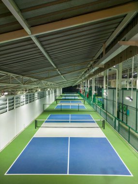 Bangkok, Tayland - 14 Aralık 2023: Bangkok, Tayland 'daki Beat Discovery tenis kulübünün iç saha picleball sahası. 