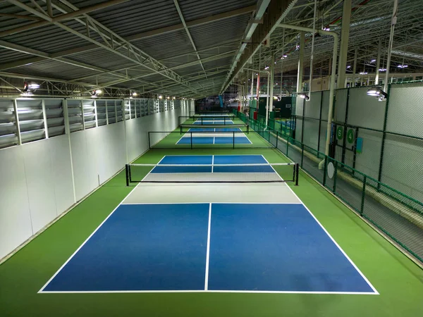 Bangkok, Tayland - 14 Aralık 2023: Bangkok, Tayland 'daki Beat Discovery tenis kulübünün iç saha picleball sahası. 