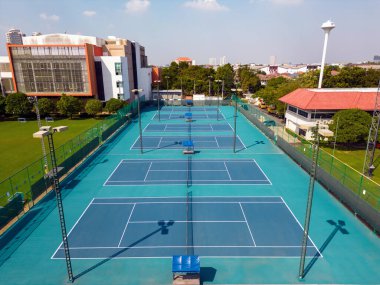 Bangkok, Tayland - 12 Aralık 2023: Bangkok, Tayland 'daki ISB tenis kortlarının insansız hava aracı görüntüsü.