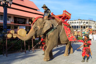 Lampang, Tayland - 2 Aralık 2023: Fillerle ve Tayland askerleriyle geleneksel tören Eski Lanna Kralı Mengrai 'yi kutlamak için Kraliyet kostümü giymiş. 