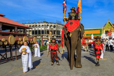Lampang, Tayland - 2 Aralık 2023: Fillerle ve Tayland askerleriyle geleneksel tören Eski Lanna Kralı Mengrai 'yi kutlamak için Kraliyet kostümü giymiş. 