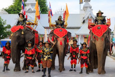 Lampang, Tayland - 2 Aralık 2023: Fillerle ve Tayland askerleriyle geleneksel tören Eski Lanna Kralı Mengrai 'yi kutlamak için Kraliyet kostümü giymiş. 
