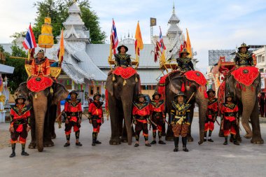 Lampang, Tayland - 2 Aralık 2023: Fillerle ve Tayland askerleriyle geleneksel tören Eski Lanna Kralı Mengrai 'yi kutlamak için Kraliyet kostümü giymiş. 