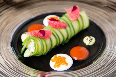 Yengeç sarması ve yuzu soslu avokado çorbası..