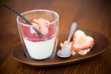 Vanilyalı pudingli çilekli tatlı..